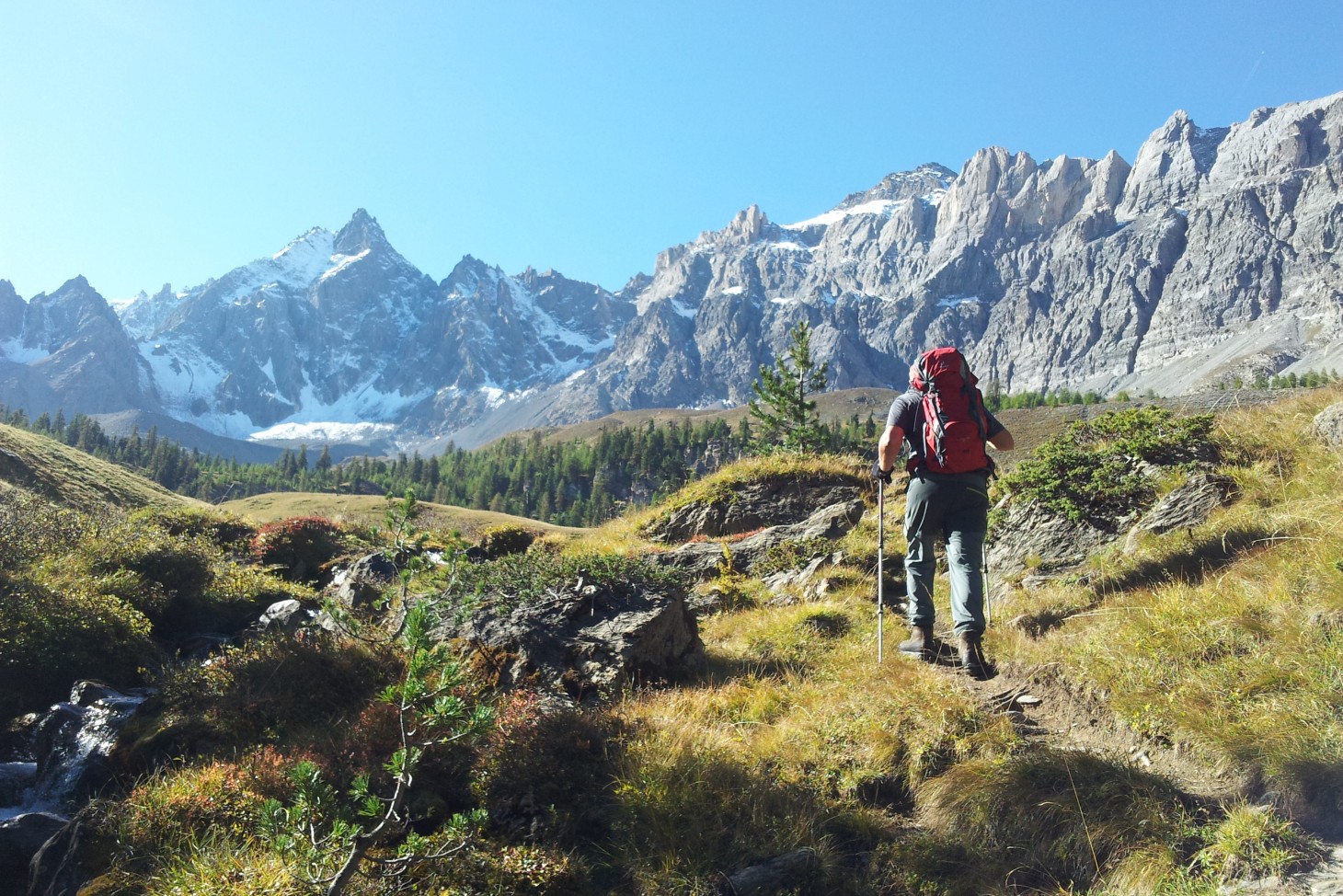 Escursionista in montagna, paesaggio alpino.